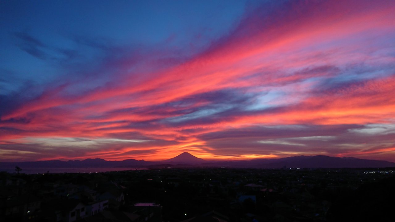 茜色の夕空に浮かぶ富士山のシルエット